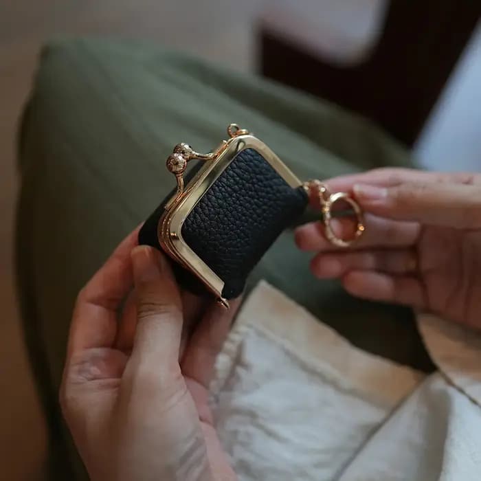 Mini pochette rétro en PU grainé avec chaîne métallique pour sacs, idéale pour ranger boucles d'oreilles, colliers, pièces de monnaie, écouteurs et rouge à lèvres, bijoux portables.