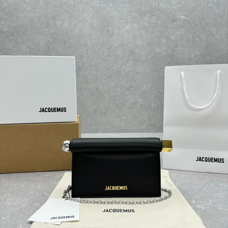 Sac à main Jacquemus – Design de défilé, Présence puissante, Chaîne bandoulière, Accents métalliques