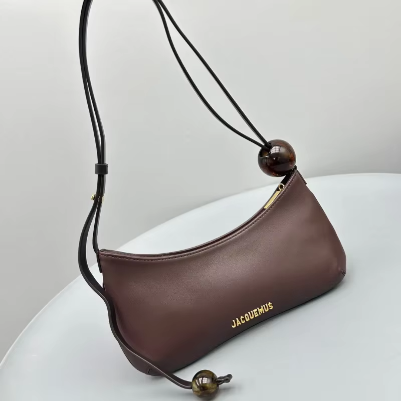 Sac à rabat chic Jacquemus, finition mate structurée, sangle multi-usage, poche arrière pratique